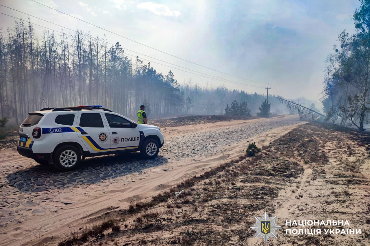 На Рівненщині горить ліс: поліцейські регулюють рух