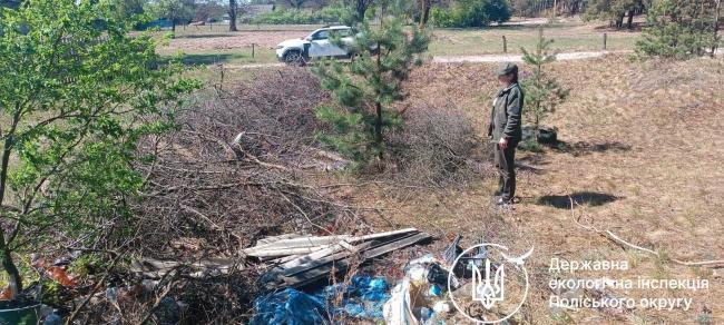 На Рівненщині екоінспектори виявили кілька сміттєзвалищ