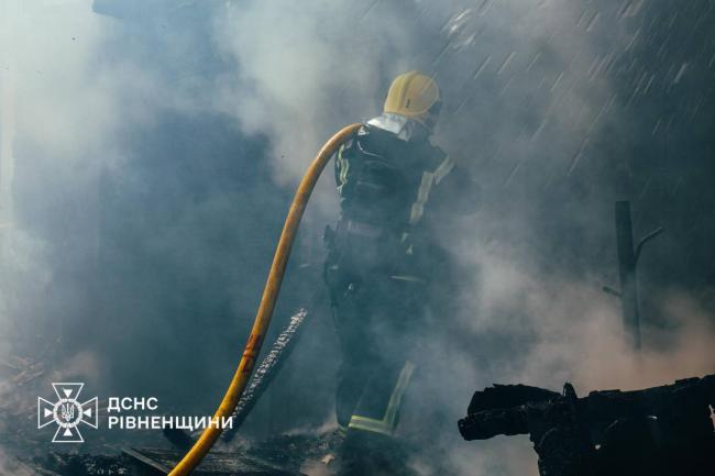 На Рівненщині згорів будинок та дві господарчі будівлі (ФОТО, ВІДЕО)