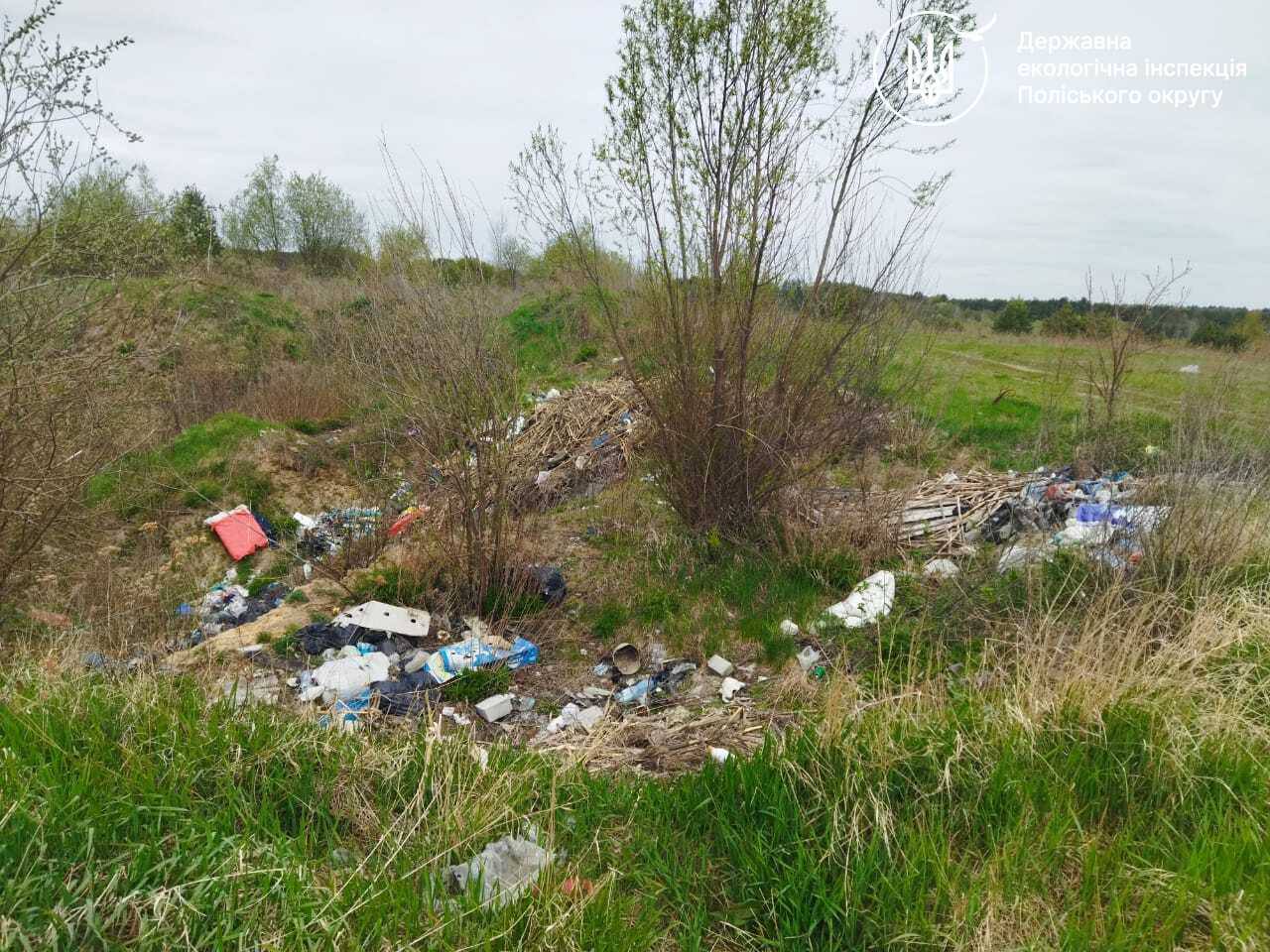 На Рівненщині знайшли стихійні сміттєзвалища — громади змусять прибрати непотріб
