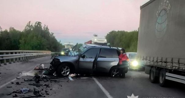 На Рівненщині легковик врізався у вантажівку – загинули двоє людей