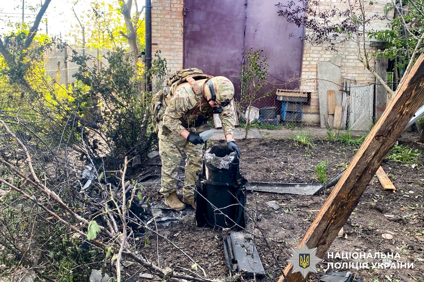 На Рівненщині на подвір'ї будинку знайшли вибухову частину зі "шахеда": …