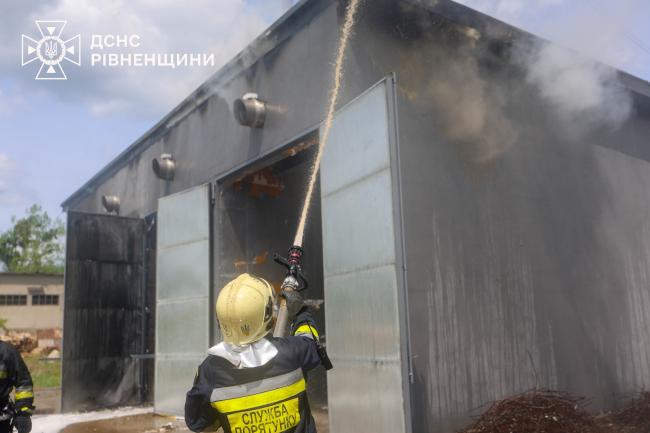 На Рівненщині на території деревообробного підприємства сталась пожежа