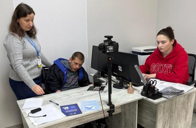 На Рівненщині оформили паспорт дитині-сироті з Мар`їнки