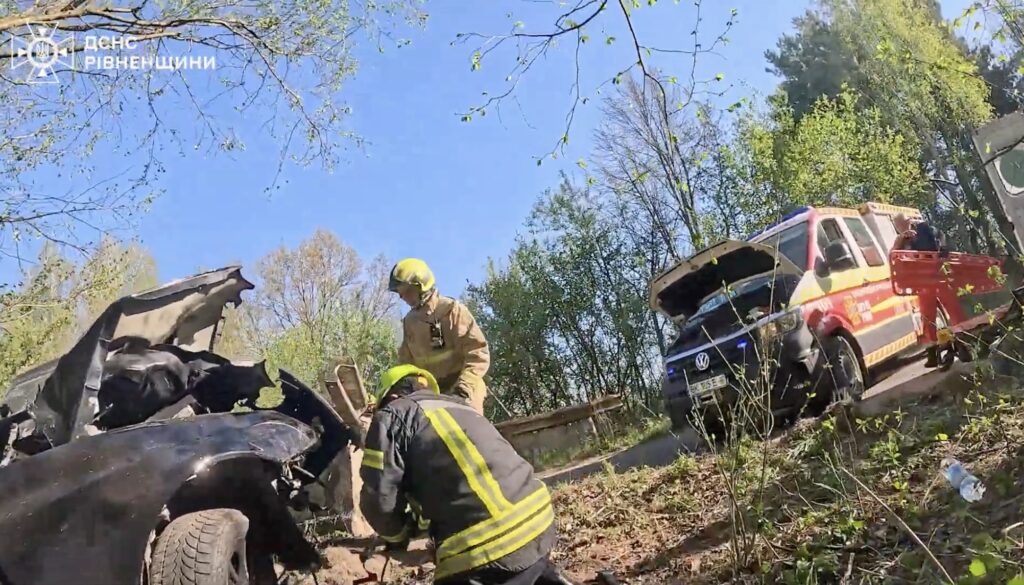 На Рівненщині рятувальники деблокували пасажирку з понівеченого в ДТП авто
