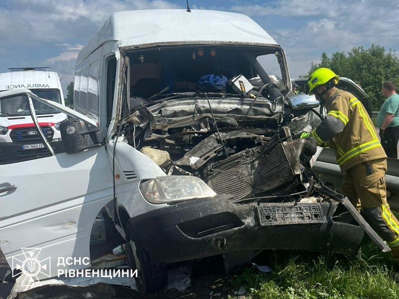 На Рівненщині рятувальники ліквідували наслідки жорсткої ДТП з трьома авто