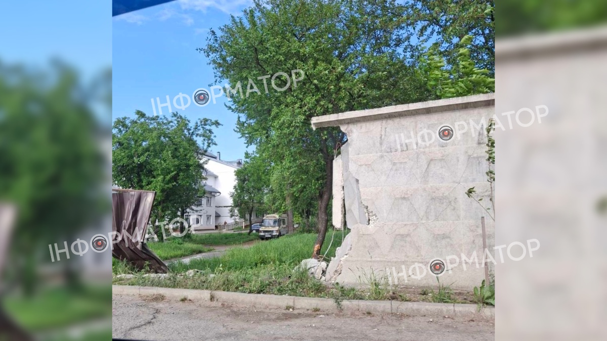 На Сагайдачного у Франківську водійка розтрощила бетонний паркан