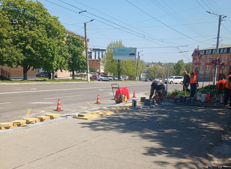 На Соборній у Кропивницькому облаштовують безбар’єрний маршрут (ФОТО)