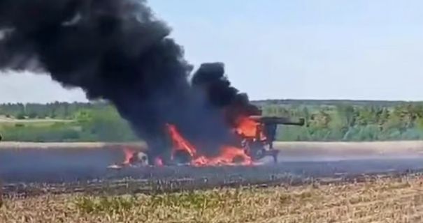 На Сумщині російський дрон вщент спалив комбайн у полі