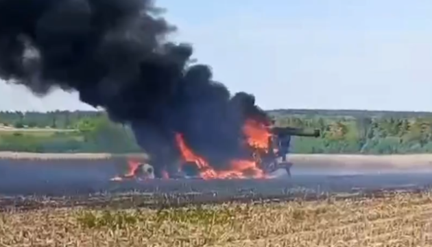 На Сумщині росіяни атакували дроном комбайн, який працював у полі