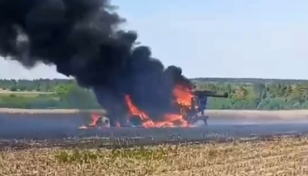 На Сумщині росіяни дроном атакували комбайн у полі