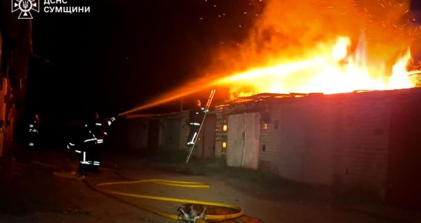 На Сумщині через ворожий удар виникла пожежа в гаражному кооперативі