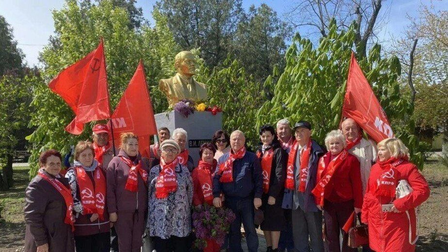 Повернення в минуле: в окупованому селі на Запоріжжі встановили пам’ятник …