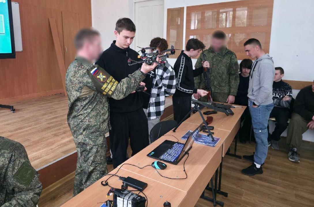 На ТОТ Херсонщині студентів агітують підписувати контракти з армією рф
