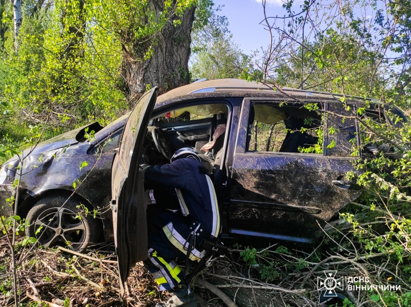 На Тепличчині водія деблокували з понівеченого авто після зіткнення з …