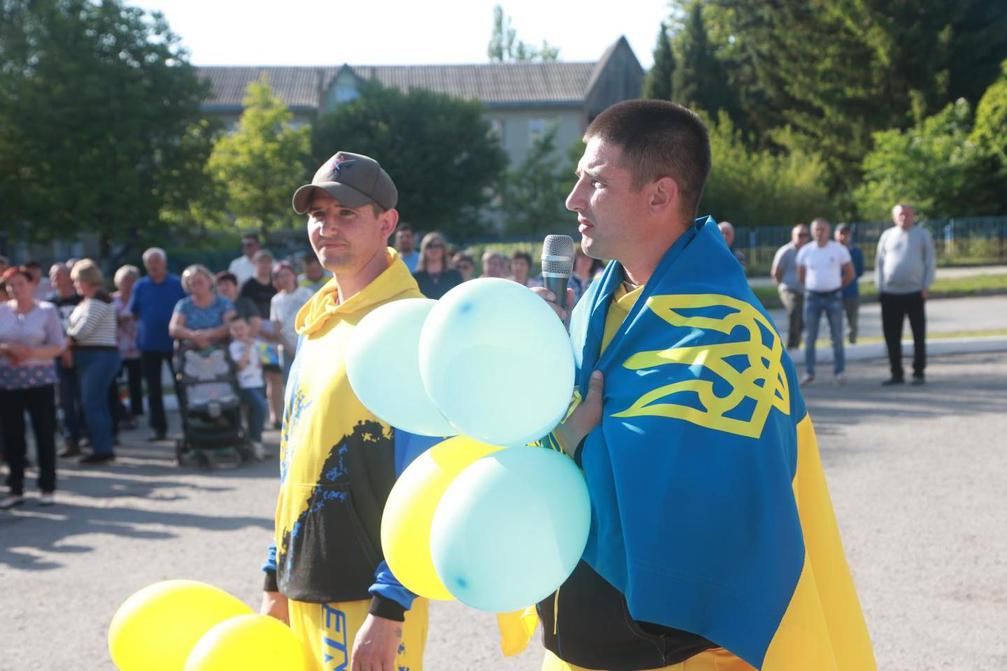 На Тернопільщині живим коридором зустріли рідних братів, визволених з полону