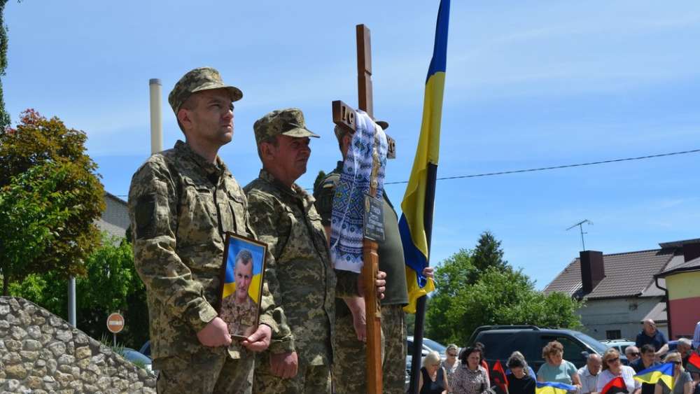 На Тернопільщині попрощалися із загиблим військовим Петром Гнидою