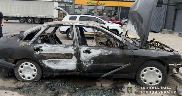 На Тернопільщині вночі п'яний школяр спалив іномарку на польських номерах