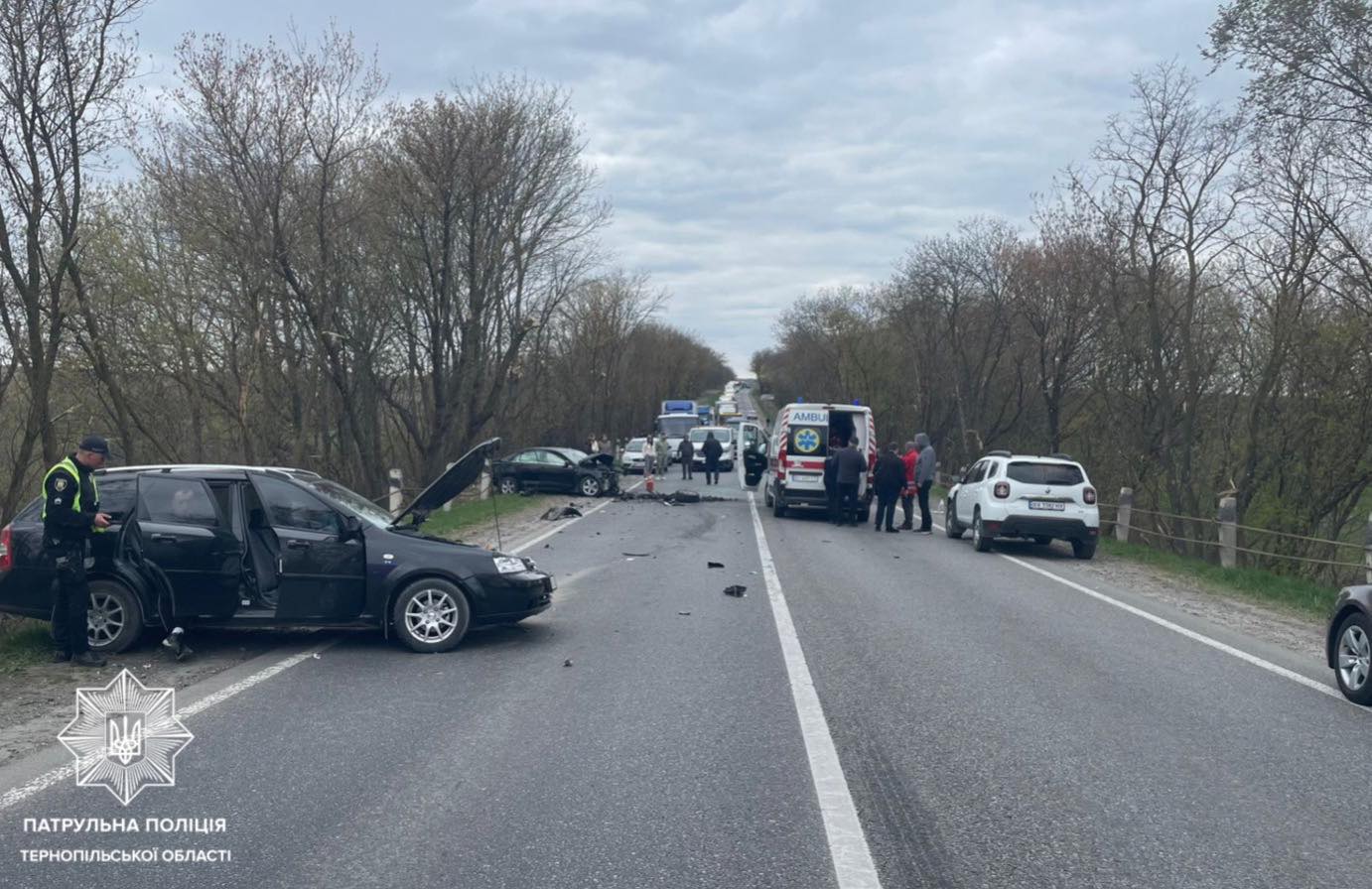 На Тернопільщині сталась масштабна ДТП: фото