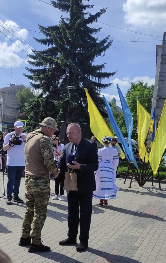 На Тернопільщині у Зборові помер захисник, якого сьогодні нагородили медаллю …