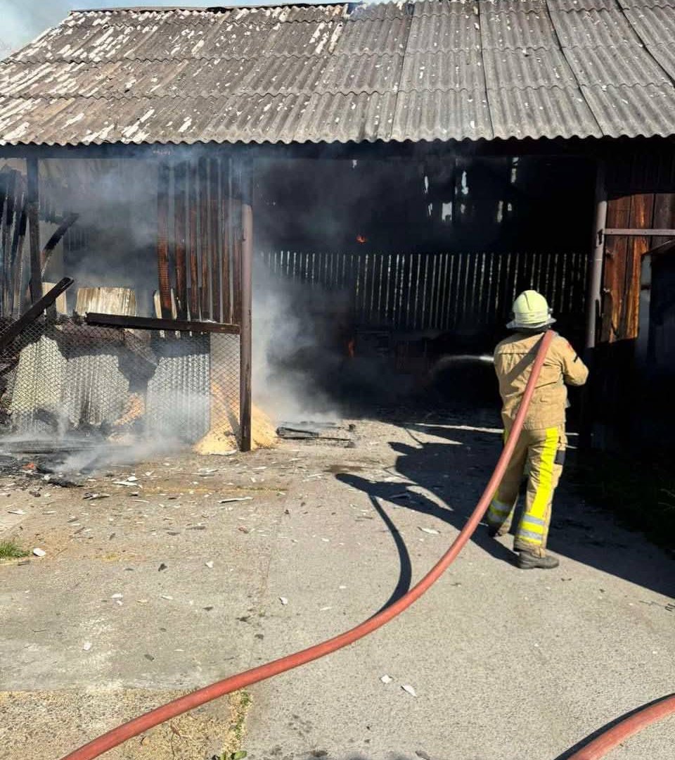 На Тячівщині палало підприємство: пожежники врятували майно від повного спопеління …