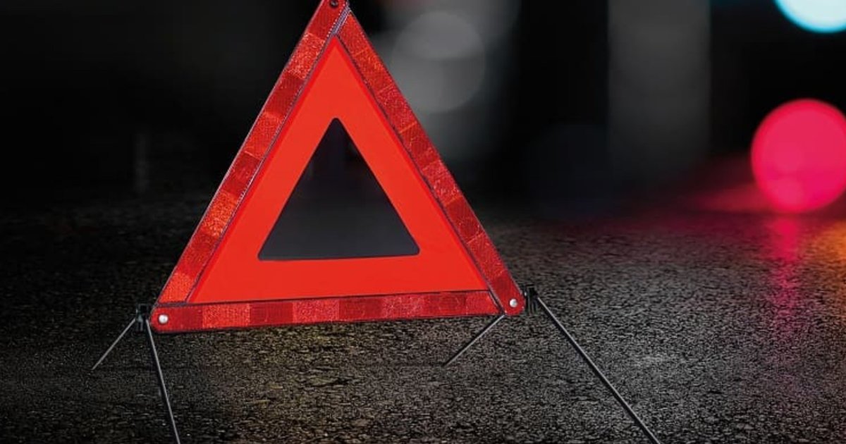 На Ужгородщині водій ВАЗ врізався в електроопору: пасажир отримав травми