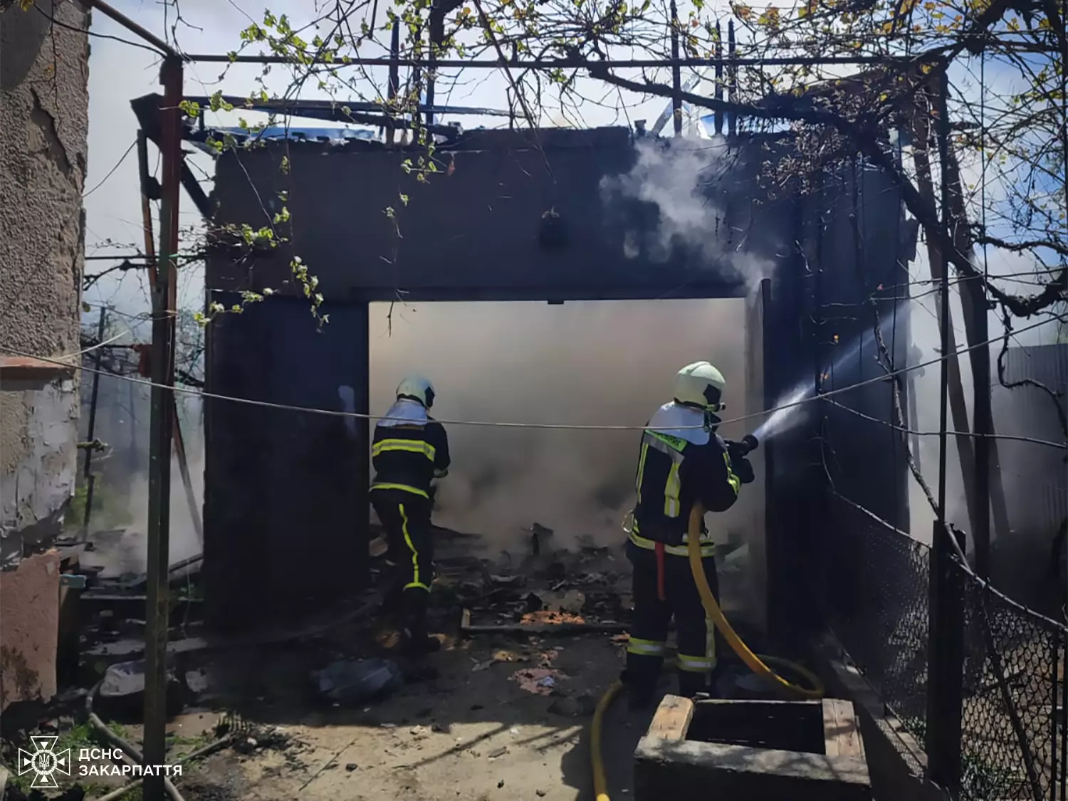 На Ужгородщині горів гараж: рятувальники запобігли поширенню вогню на житловий …