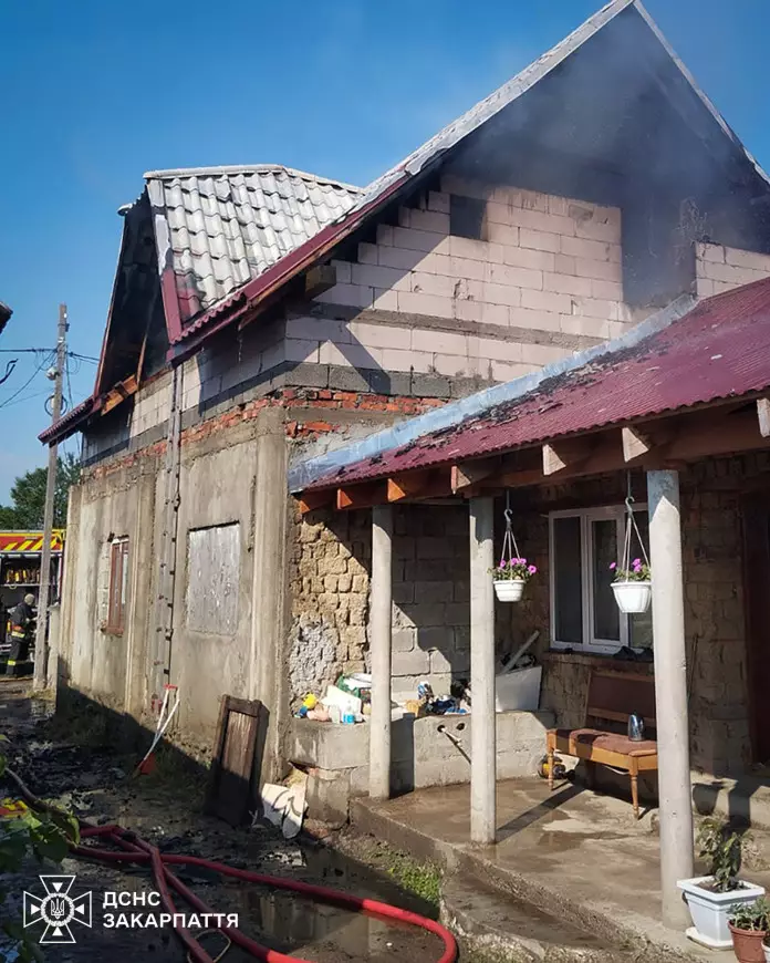 На Ужгородщині пожежу в будинку зупинили до поширення на літню …