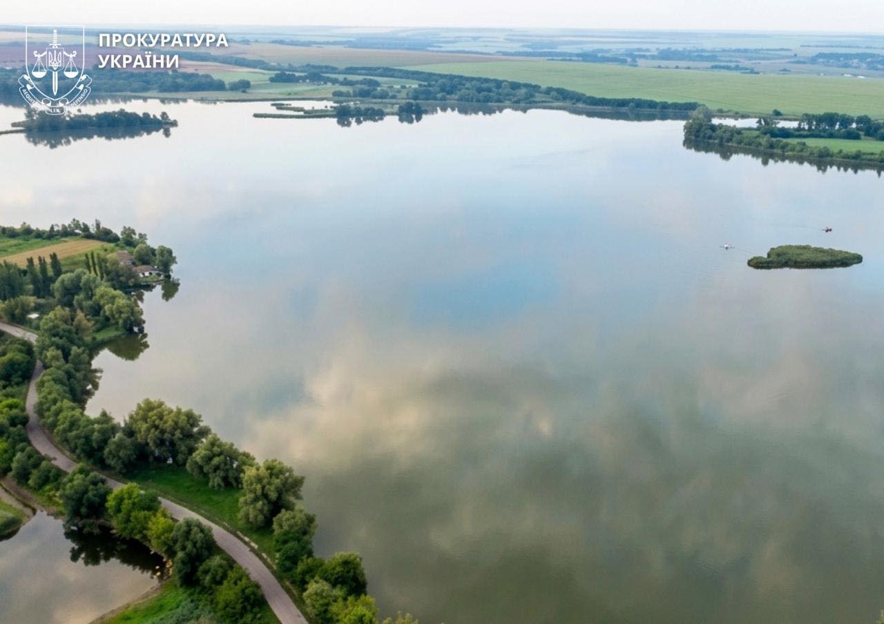 На Уманщині прокуратура відсудила "Лебедине озеро" в комунальну власність