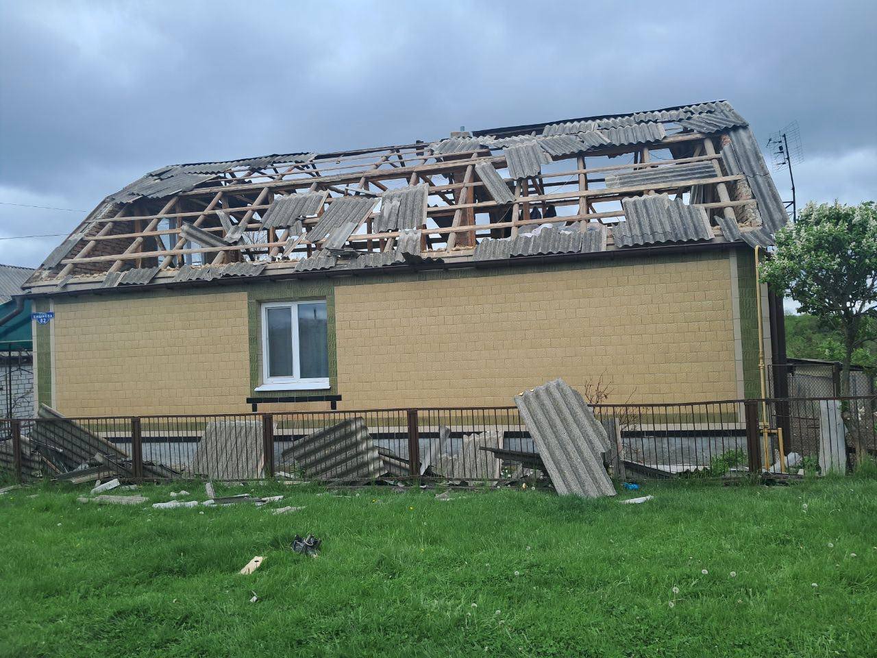 На Уманщині уламки дрона пошкодили будинок: двом людям надали допомогу …