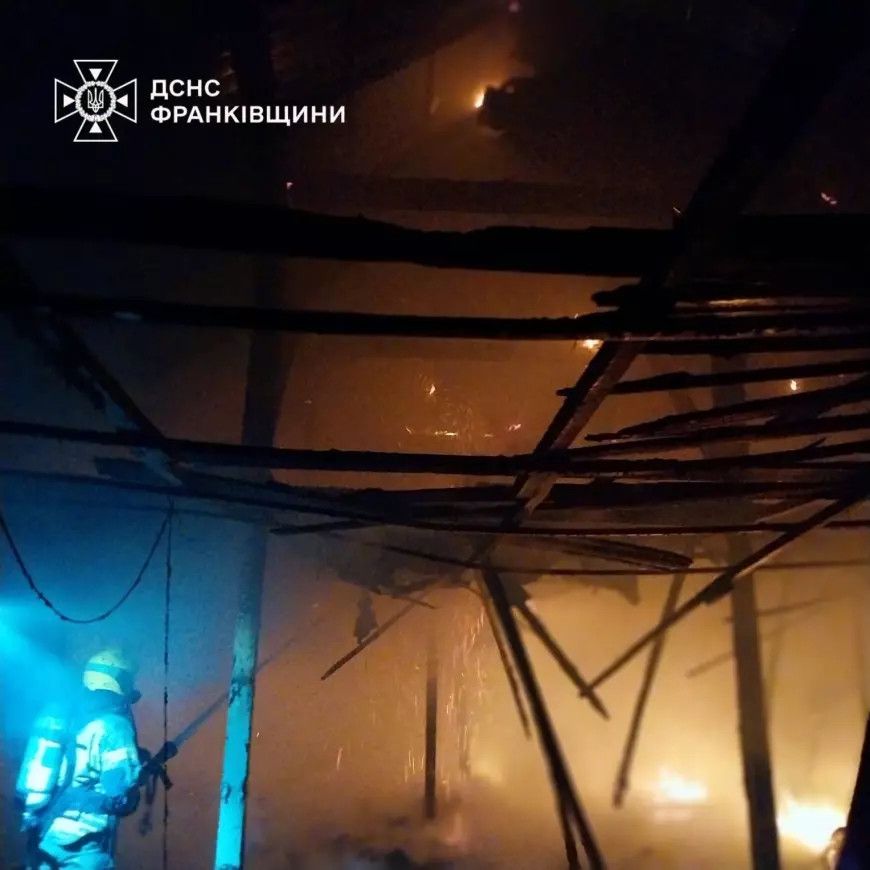 На Франківщині вночі горіла покрівля господарської будівлі