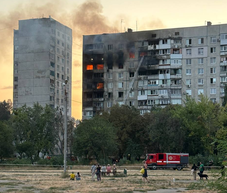 На ХТЗ майже завершили демонтаж під’їзду багатоповерхівки, зруйнованого ударом КАБу