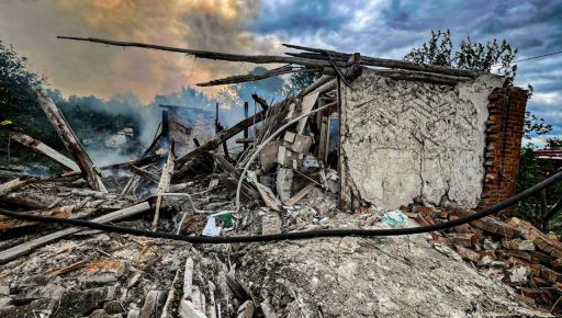 На Харківщині внаслідок удару дрона загорівся приватний будинок: кадри з …