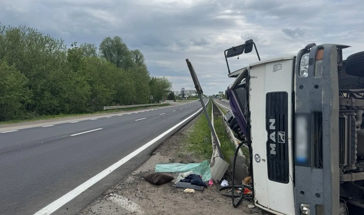 На Харківщині перекинулася фура з батьком і сином у кабіні