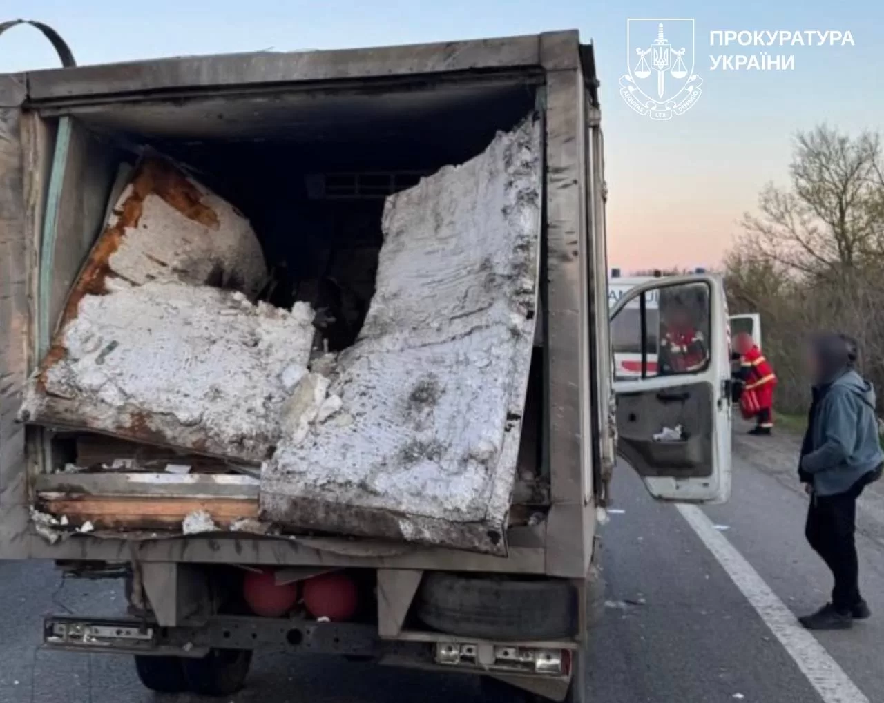 На Харківщині російський дрон влучив біля авто, яке розвозило хліб: …