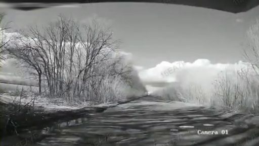 На Харківщині ворожий дрон вибухнув поруч із роботом прикордонників: відео …