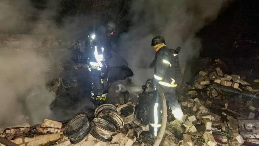 Рятувальники показали кадри з місця обстрілу гаражів на Харківщині, де …