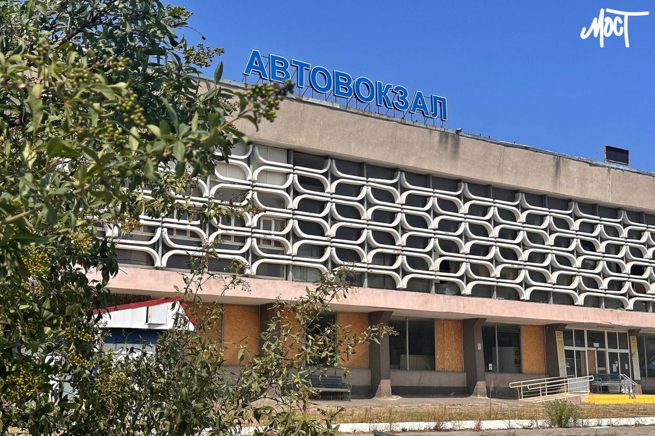 На Херсонському автовокзалі беруть гроші за заїзд під антидронову сітку