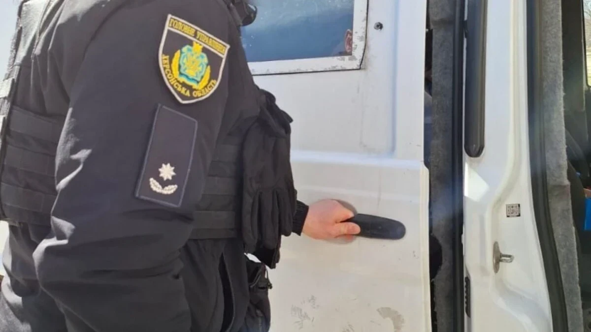 На Херсонщині авто поліції підірвалось на вибухівці під час евакуації