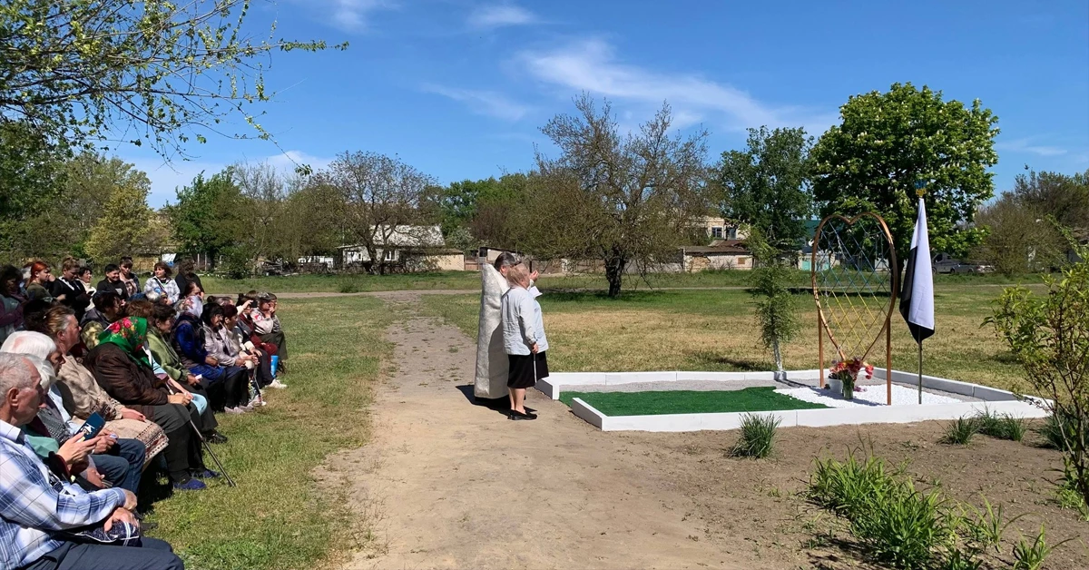 На Херсонщині відкрили меморіал на честь родин зниклих безвісти та …