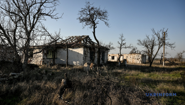 На Херсонщині минулої доби війська РФ пошкодили багатоповерхівку та приватні …