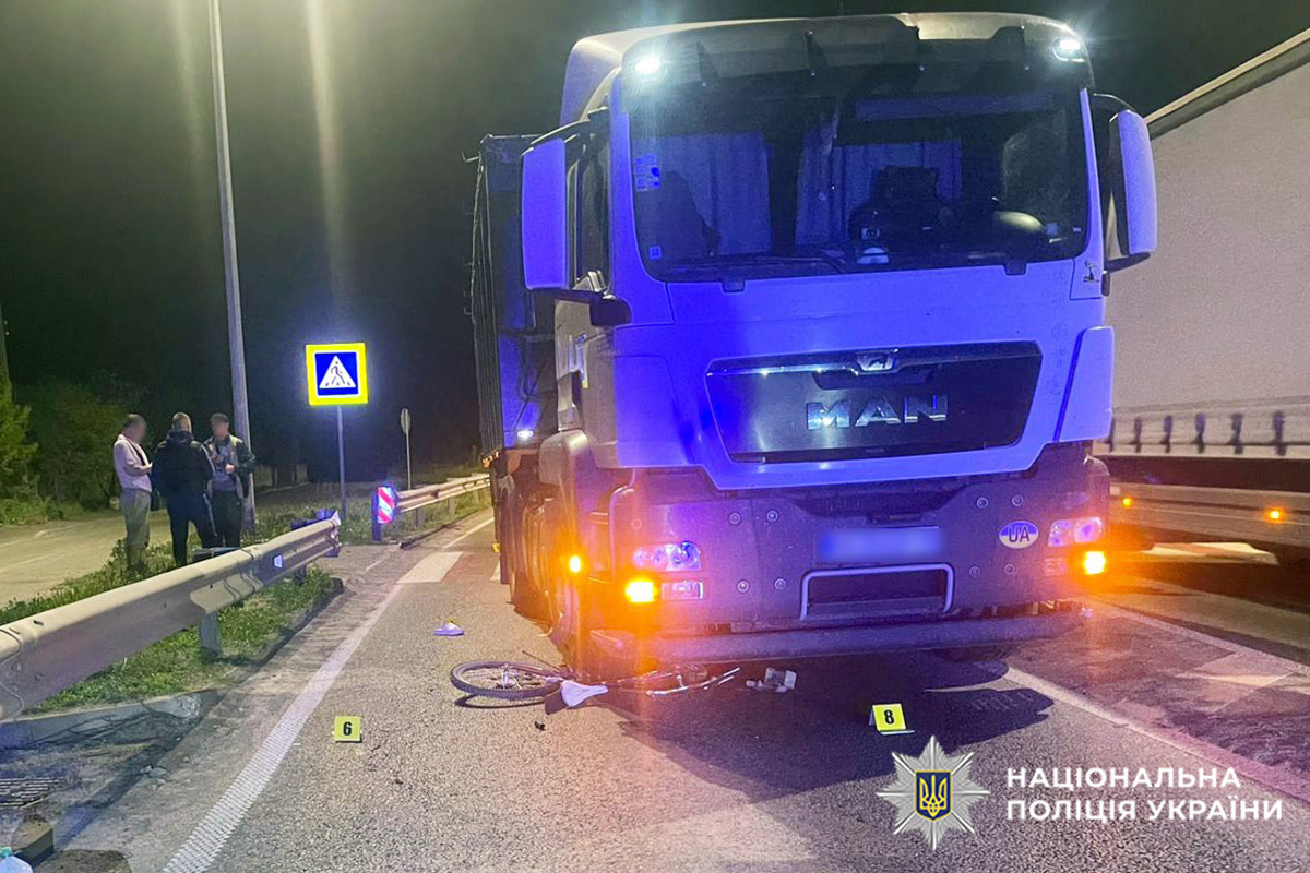 На Хмельниччині вантажівка збила 12-річну дівчинку на пішохідному переході
