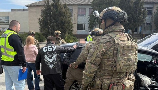 На Хмельниччині викрили двох організаторів схеми переправлення чоловіків через кордон