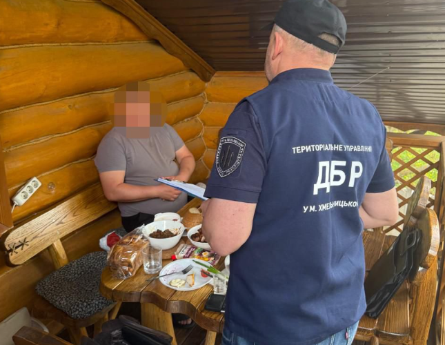 На Хмельниччині на хабарі затримали бізнесмена, який брав гроші за …