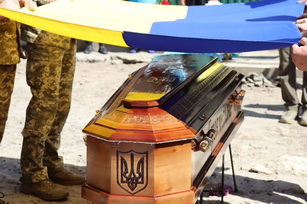На Хмельниччині попрощалися з захисником та захисницею