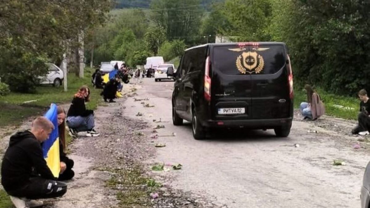 На Хмельниччині попрощалися з трьома воїнами, наймолодшому – 21 рік