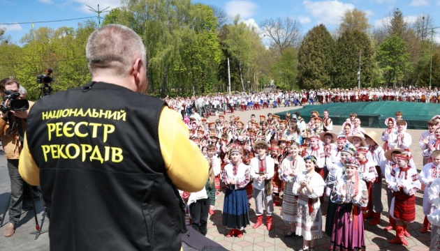 На Хмельниччині поставили рекорд за найбільшу кількість учасників у танці …