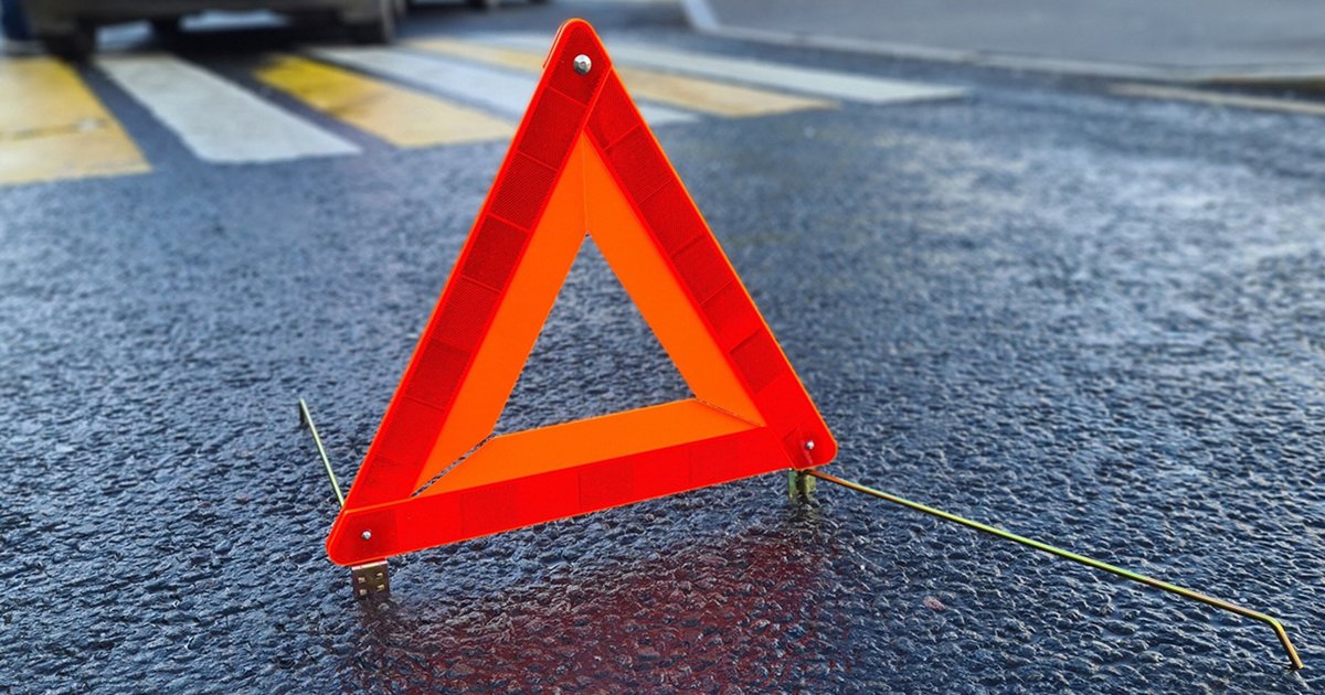 На Хустщині легковик зіткнувся з припаркованим причепом: постраждали троє людей