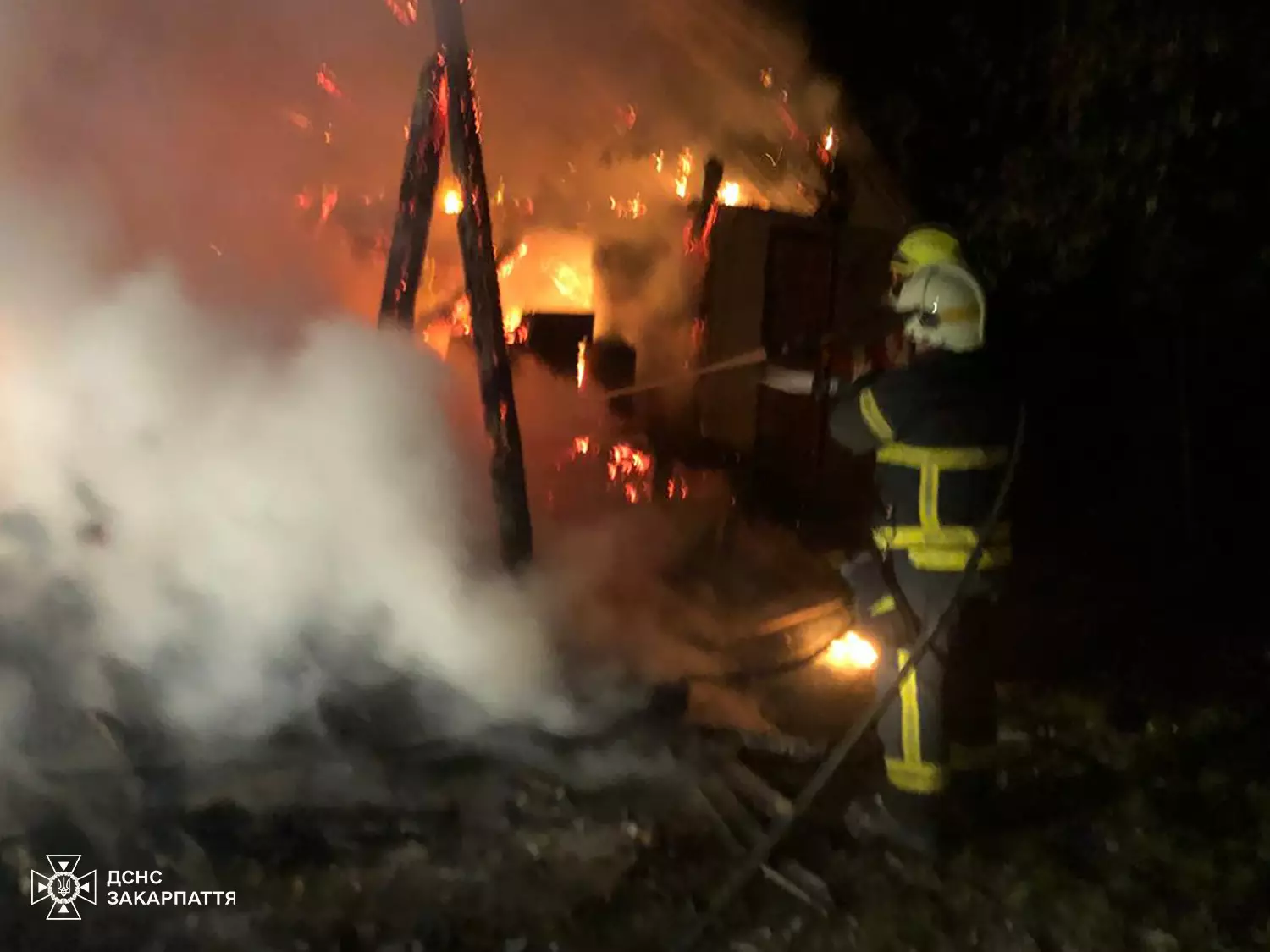 На Хустщині рятувальники ліквідували пожежу в надвірній споруді