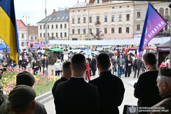 На Центральній площі Чернівців проходить благодійний ярмарок на підтримку ЗСУ